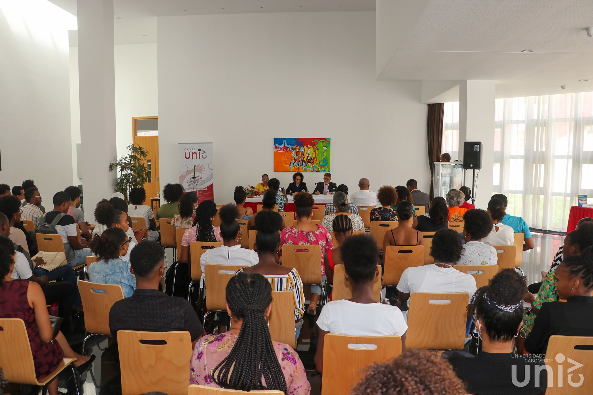 Alumni_da_Uni-CV_Andrea_Marques_lança_livro Comunicação_Organizacional.jpg